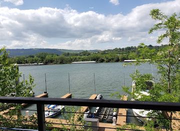 tennessee/chattanooga-riverfront/landmark/scotties-on-the-river