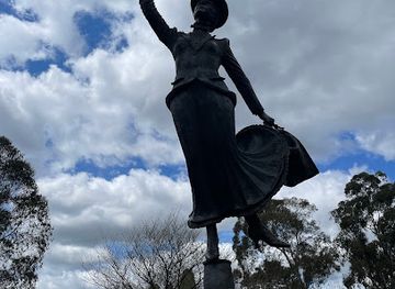 australia/central-highlands/landmark/mary-poppins-birthplace-statue
