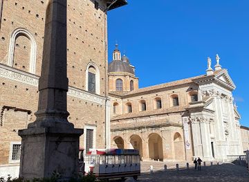 italy/urbino/landmark/obelisk-of-urbino