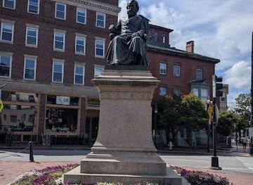 maine/saco/landmark/henry-wadsworth-longfellow-monument