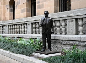 australia/brisbane/landmark/dr-clem-jones-ao-memorial-statue