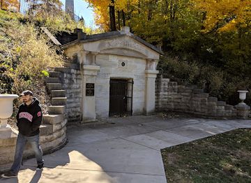 illinois/lincoln-home-national-historic-site/landmark/first-resting-place-of-abraham-lincoln