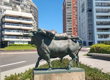 uruguay/maldonado/landmark/bronze-bull-naked-woman