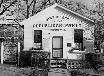 wisconsin/eastern-ridges-and-lowlands/landmark/little-white-school-house