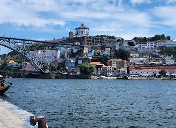 portugal/porto/landmark/porto-walkers