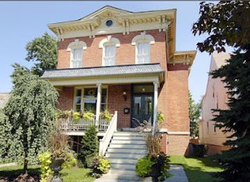 illinois/chicagoland/landmark/the-race-house