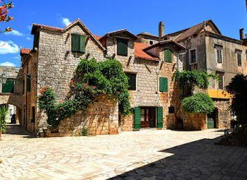 croatia/hvar/landmark/skor-square