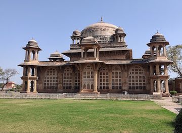 india/gwalior/landmark/tomb-of-tansen