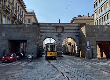 italy/milan/duomo/landmark/arches-of-ancient-porta-nuova