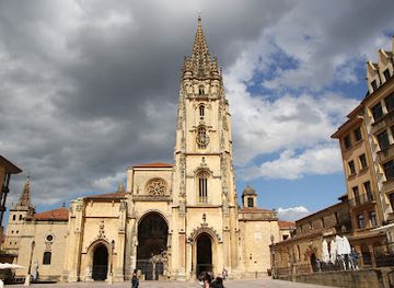 spain/oviedo/landmark/plaza-de-la-catedral