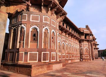 india/agra/sadar-bazaar/landmark/jahangir-palace