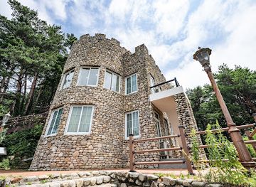 south-korea/gwandong-region/landmark/kim-ilseong-cottage-inn-hwajinpo