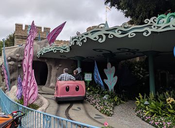 california/anaheim/landmark/alice-in-wonderland