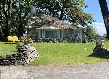 michigan/charlevoix/landmark/mushroom-house-tours
