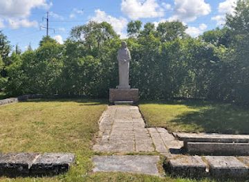 estonia/estonian-islands/landmark/teises-maailmasojas-hukkunute-uhishaud-ja-leinava-ema-monument