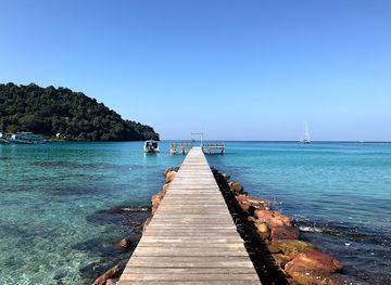 thailand/trat/landmark/jao-ban-pha-thiwy-thale-trat