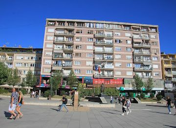 kosovo/gjakova/landmark/zahir-pajaziti-statue