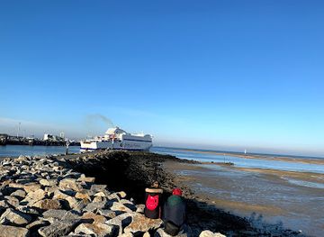 france/normandy-beaches/landmark/lighthouse-of-ouistreham