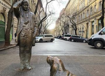 hungary/vac/landmark/columbo-statue