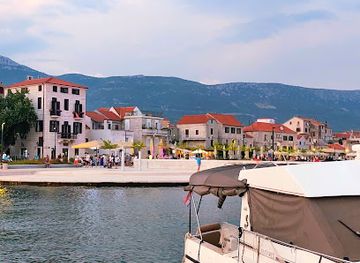 croatia/dalmatia/landmark/kastela-central-dalmatia-croatia-theme-trails