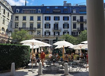 switzerland/zurich/bahnhofstrasse/landmark/brunnen-am-zentralhof