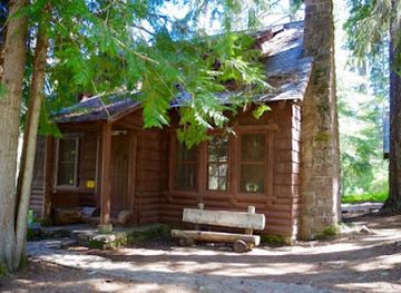 oregon/clackamas-county/landmark/clackamas-lake-historic-cabin