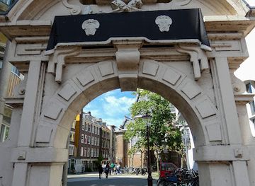 netherlands/amsterdam/oud-zuid/landmark/zuiderkerkhofpoortje