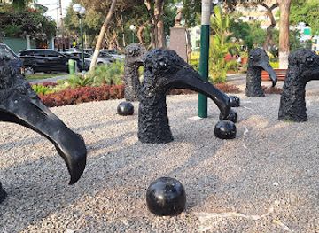 peru/lima/barranco/landmark/esculturas-de-gallinazos