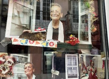 portugal/lisbon/bairro-alto/landmark/cat-in-sombrero