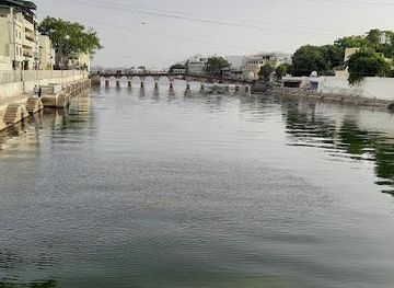 india/udaipur/landmark/chandpole-bridge