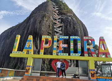colombia/guatape/landmark/fuente-de-la-calle-del-recuerdo