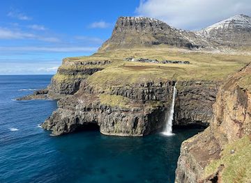 faroe-islands/vagar-island/landmark/view-on-mullafossur-and-gasadalur-village