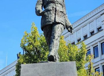 poland/warsaw/landmark/charles-de-gaulle-statue