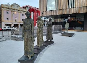 australia/hobart/landmark/footsteps-sculpture