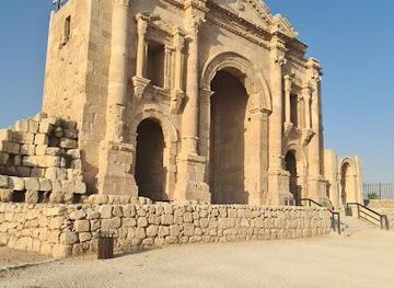 jordan/umm-qais/landmark/arch-of-hadrian