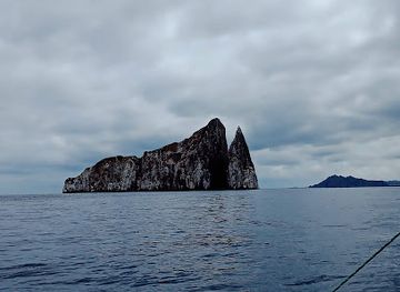 ecuador/galapagos-islands/landmark/roca-leon-dormido
