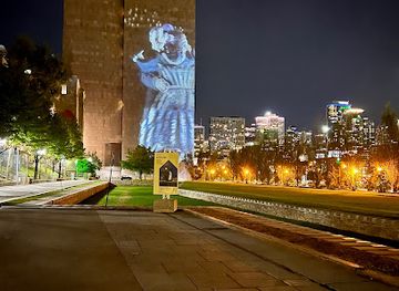 canada/montreal/landmark/le-champ-de-mars-video-mapping