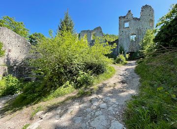 croatia/zumberak-mountains/landmark/samobor-castle