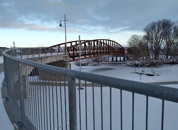 wisconsin/oshkosh/landmark/oshkosh-riverwalk-trailhead-on-michigan-st