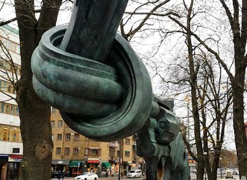 sweden/vastergotland/landmark/the-knotted-gun