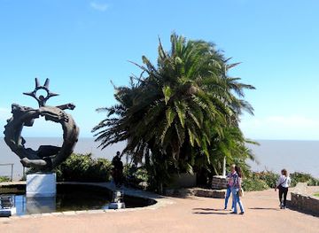 uruguay/montevideo-coast/landmark/la-lucha-en-honor-a-los-caidos-en-el-mar