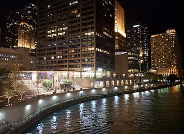 illinois/chicago/river-north/landmark/weird-chicago-tours