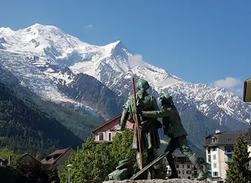 Statue of Balmat and Saussure