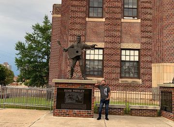 louisiana/shreveport/highland-historic-district/landmark/elvis-presley-statue