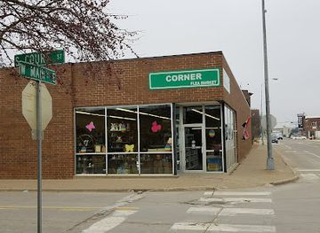 iowa/ottumwa/landmark/corner-collectibles-flea-market