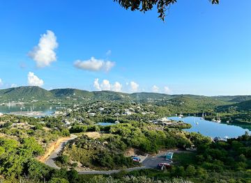 antigua-and-barbuda/liberta/landmark/middle-ground-trail