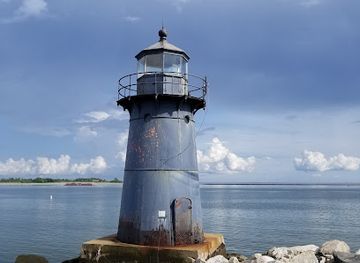 connecticut/bridgeport/landmark/tongue-point-lighthouse