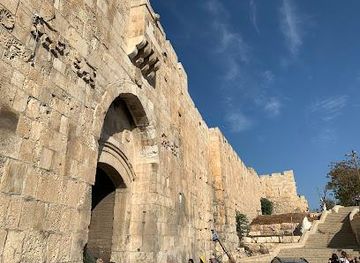 israel/holon/landmark/lions-gate