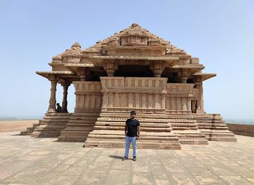 india/gwalior/landmark/saas-bahu-twin-temples