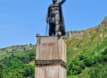 spain/asturias/landmark/statue-of-king-pelayo